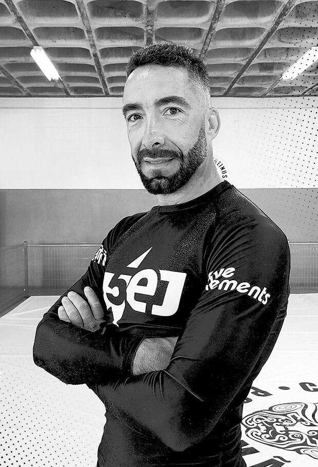 José Pedro Braz, um dos nomes mais respeitados do Jiu-Jitsu em Portugal. Com uma formação académica sólida, possui licenciaturas em Arquitetura e em Educação Física e Desporto, combinando conhecimento técnico com uma abordagem pedagógica inovadora. Lab Mat jiu-jitsu Portimão – treino livre 5EJ